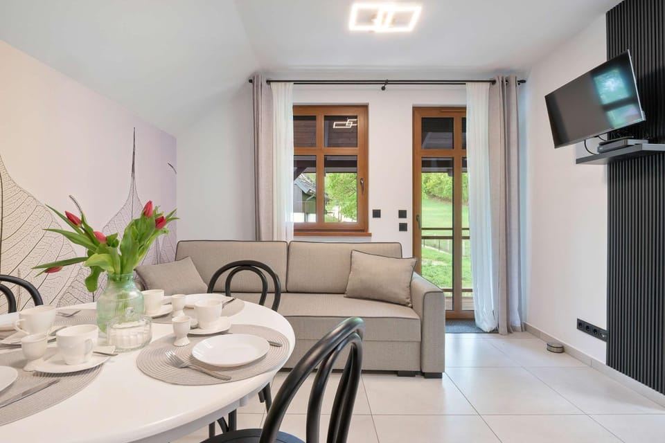TV and multimedia, Living room, Seating area, Dining area