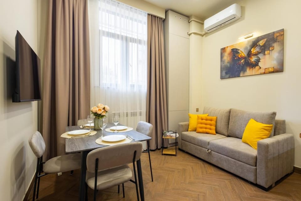 TV and multimedia, Living room, Seating area, Dining area