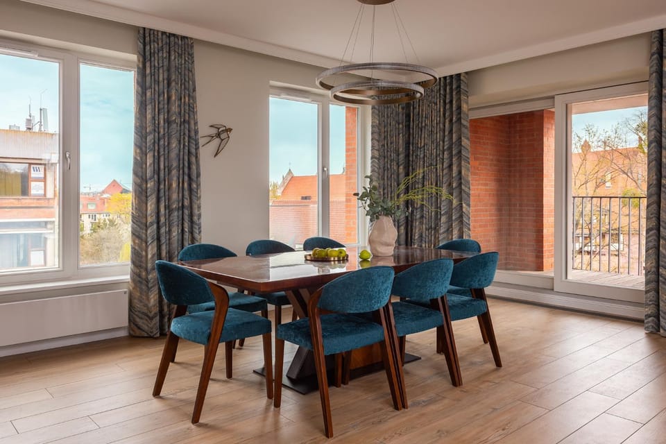 View (from property/room), Balcony/Terrace, Living room, Seating area, Dining area