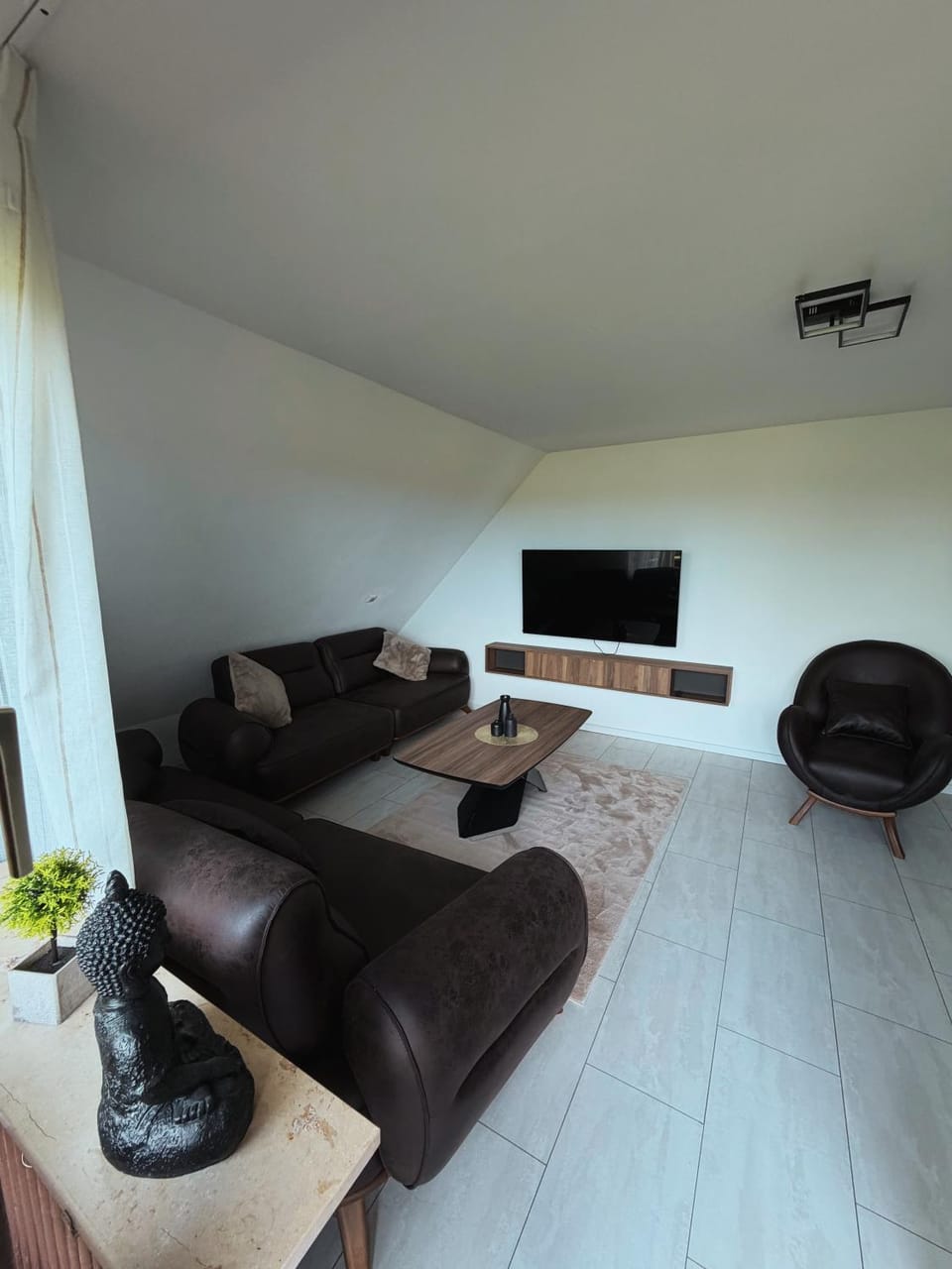 Communal lounge/ TV room, TV and multimedia, Living room, Seating area, Evening entertainment