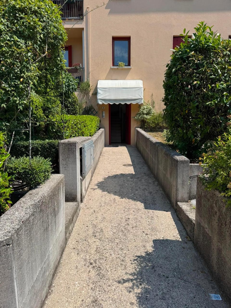 Facade/entrance
