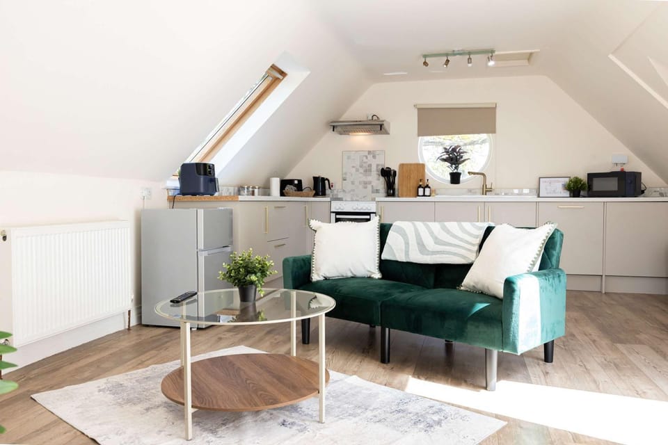 The Hale Abode- 1 Bed Gated Parking & Close to Man Airport Apartment in England