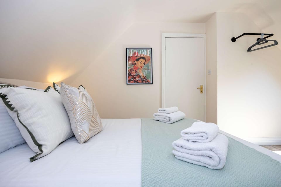The Hale Abode- 1 Bed Gated Parking & Close to Man Airport Apartment in England