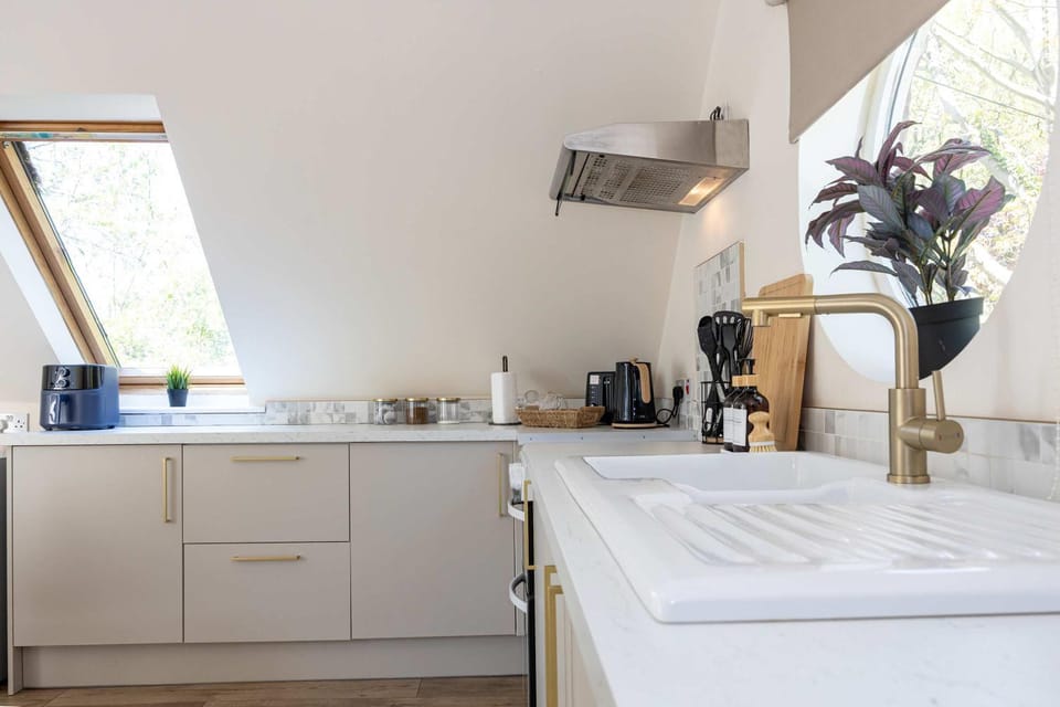 The Hale Abode- 1 Bed Gated Parking & Close to Man Airport Apartment in England