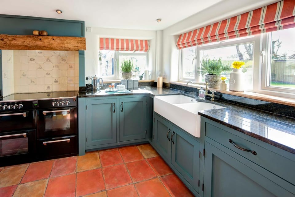Kitchen or kitchenette, dishwasher, stove