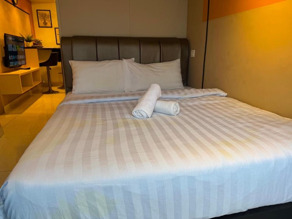 Bed, Photo of the whole room, towels