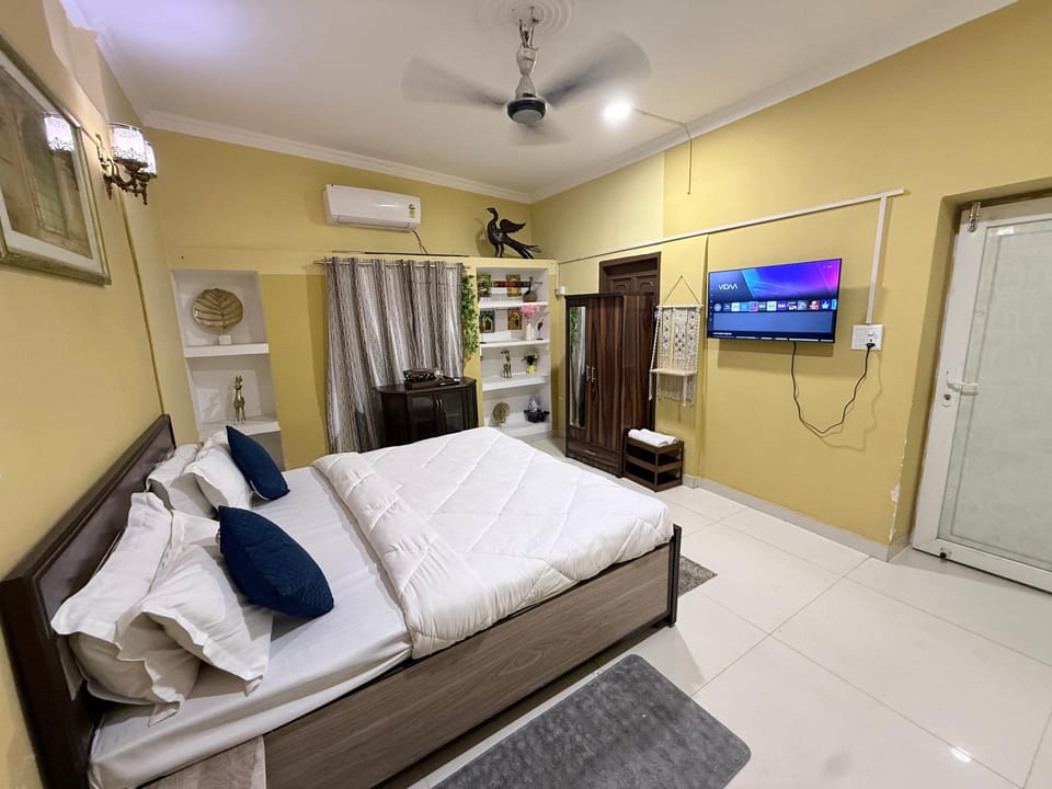 Bed, Photo of the whole room, Bedroom, air conditioner