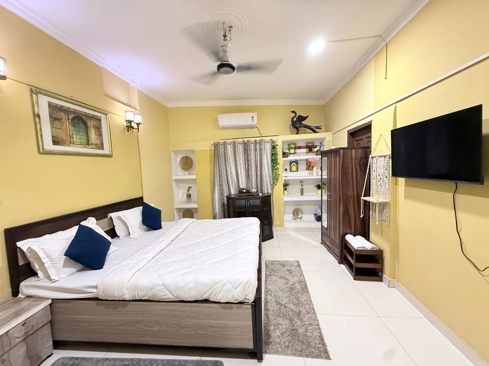 Bed, Photo of the whole room, Bedroom, air conditioner