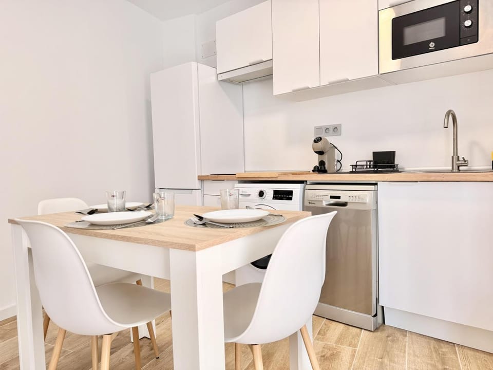 Kitchen or kitchenette, Dining area