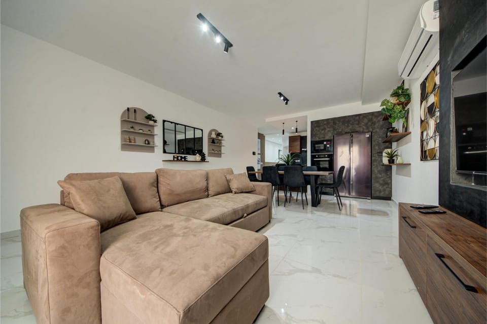 Communal lounge/ TV room, TV and multimedia, Living room, Seating area, Evening entertainment