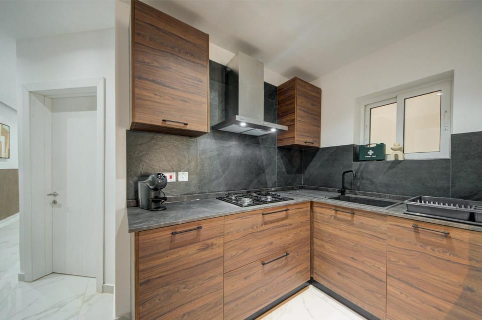 Bathroom, Kitchen or kitchenette, stove
