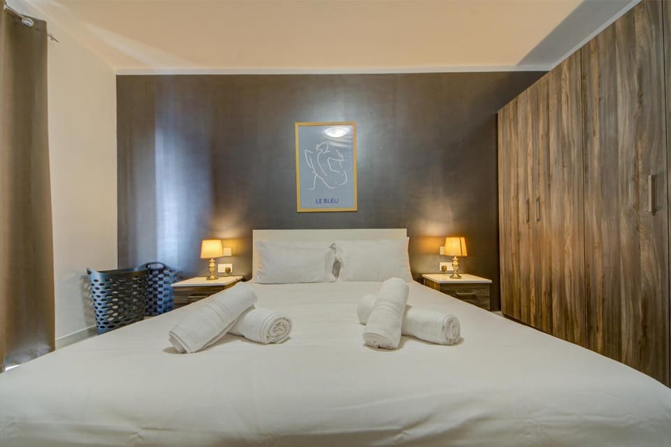 Bed, Photo of the whole room, Bedroom, towels