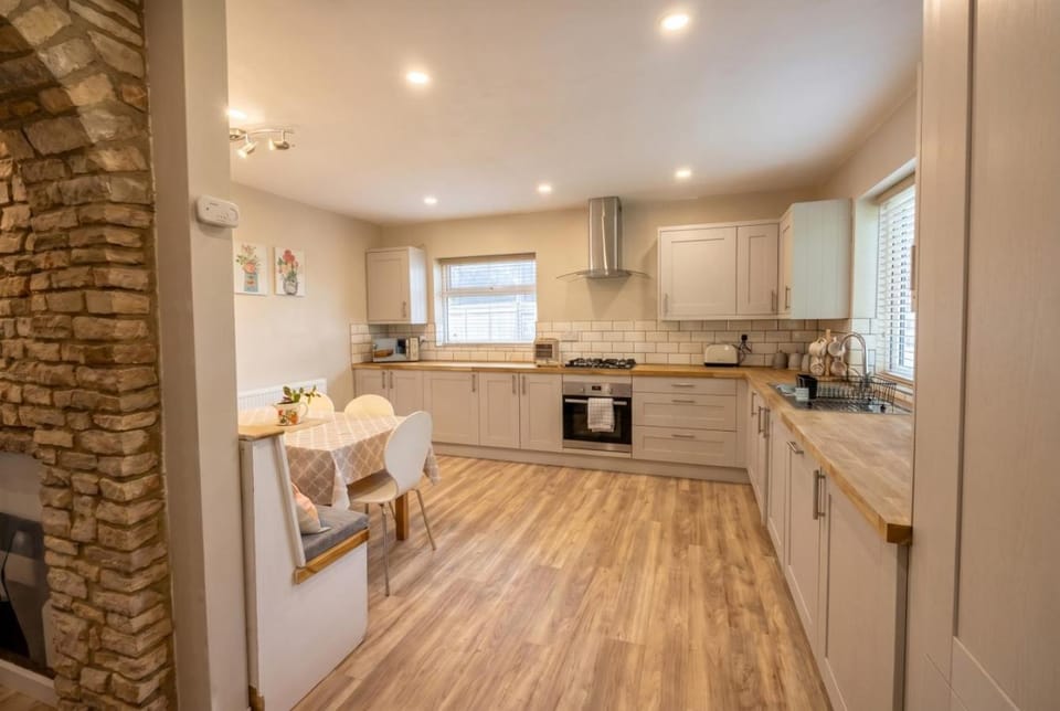 Lynwood Lodge - 4-Bed Bungalow in Midsomer Norton, Parking Apartment in Mendip District