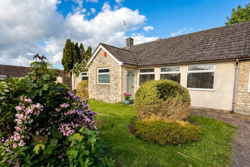 Lynwood Lodge - 4-Bed Bungalow in Midsomer Norton, Parking Apartment in Mendip District