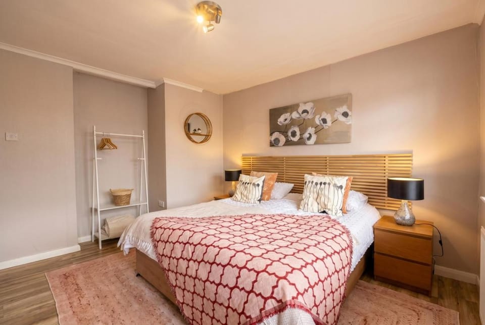 Lynwood Lodge - 4-Bed Bungalow in Midsomer Norton, Parking Apartment in Mendip District