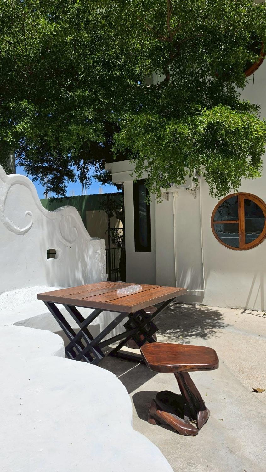 Dinosaur House Bed and Breakfast in Ko Tao