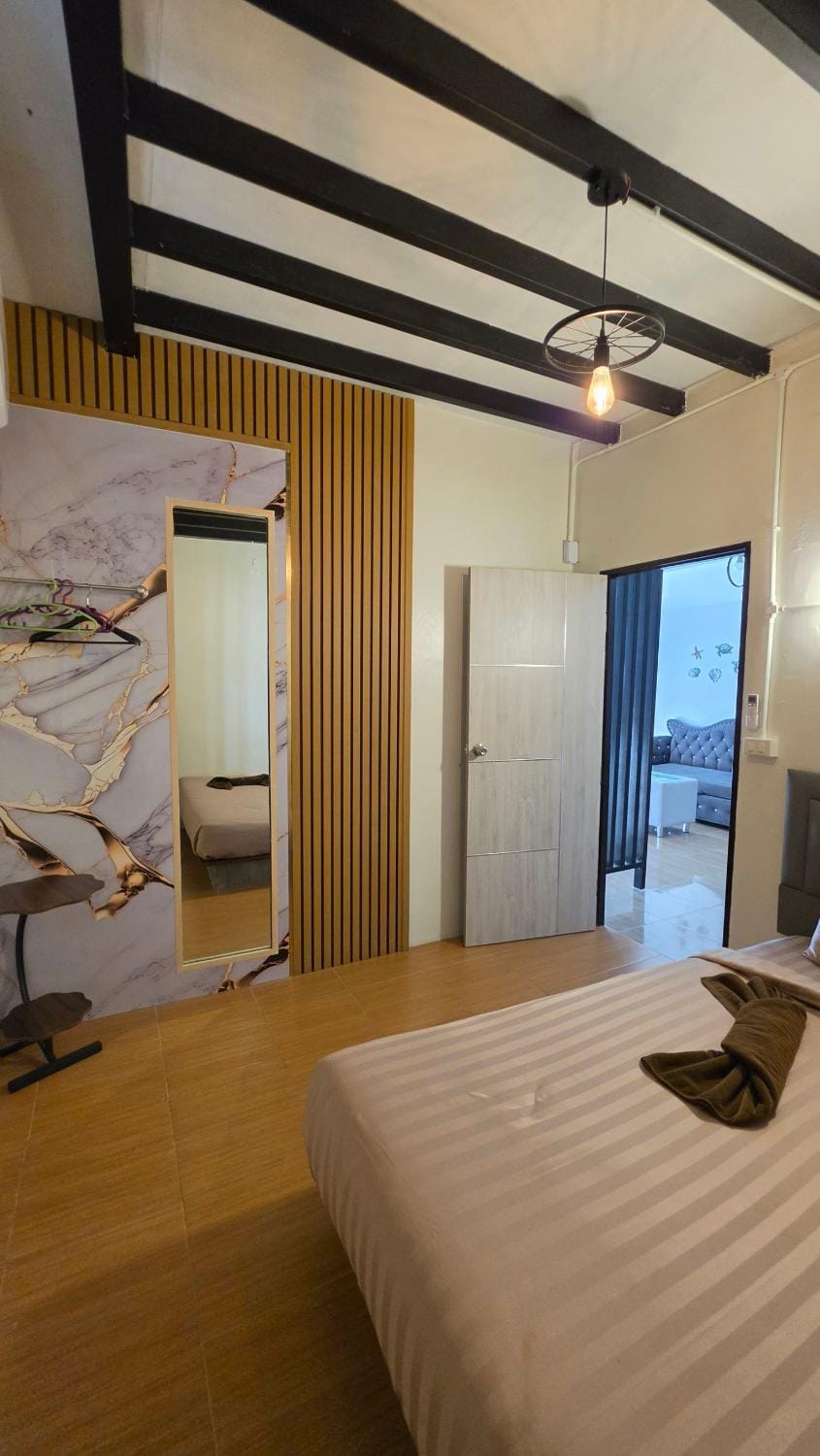 Dinosaur House Bed and Breakfast in Ko Tao