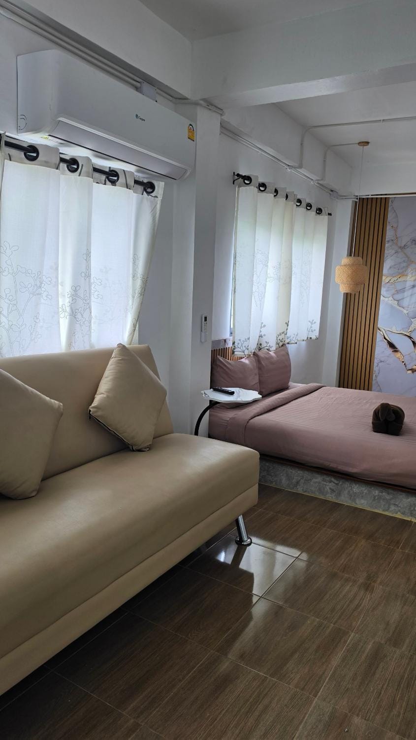 Dinosaur House Bed and Breakfast in Ko Tao