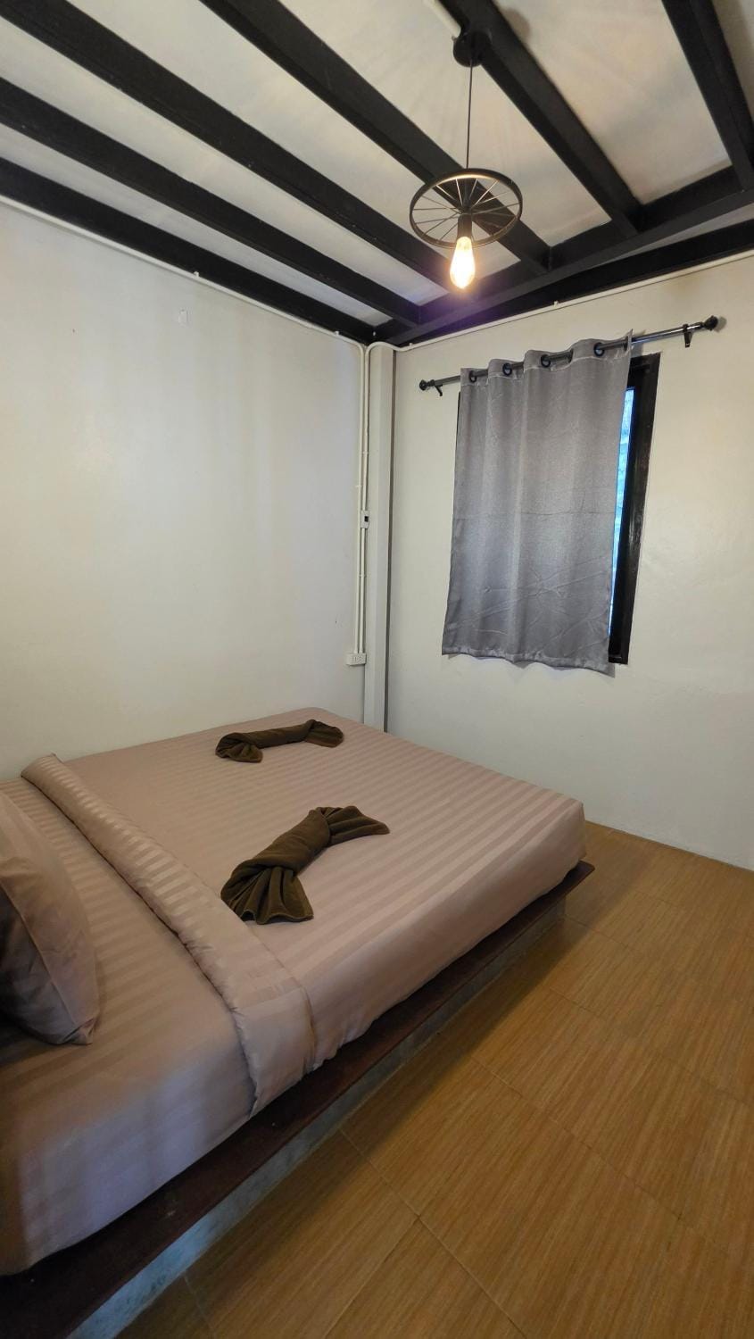 Dinosaur House Bed and Breakfast in Ko Tao