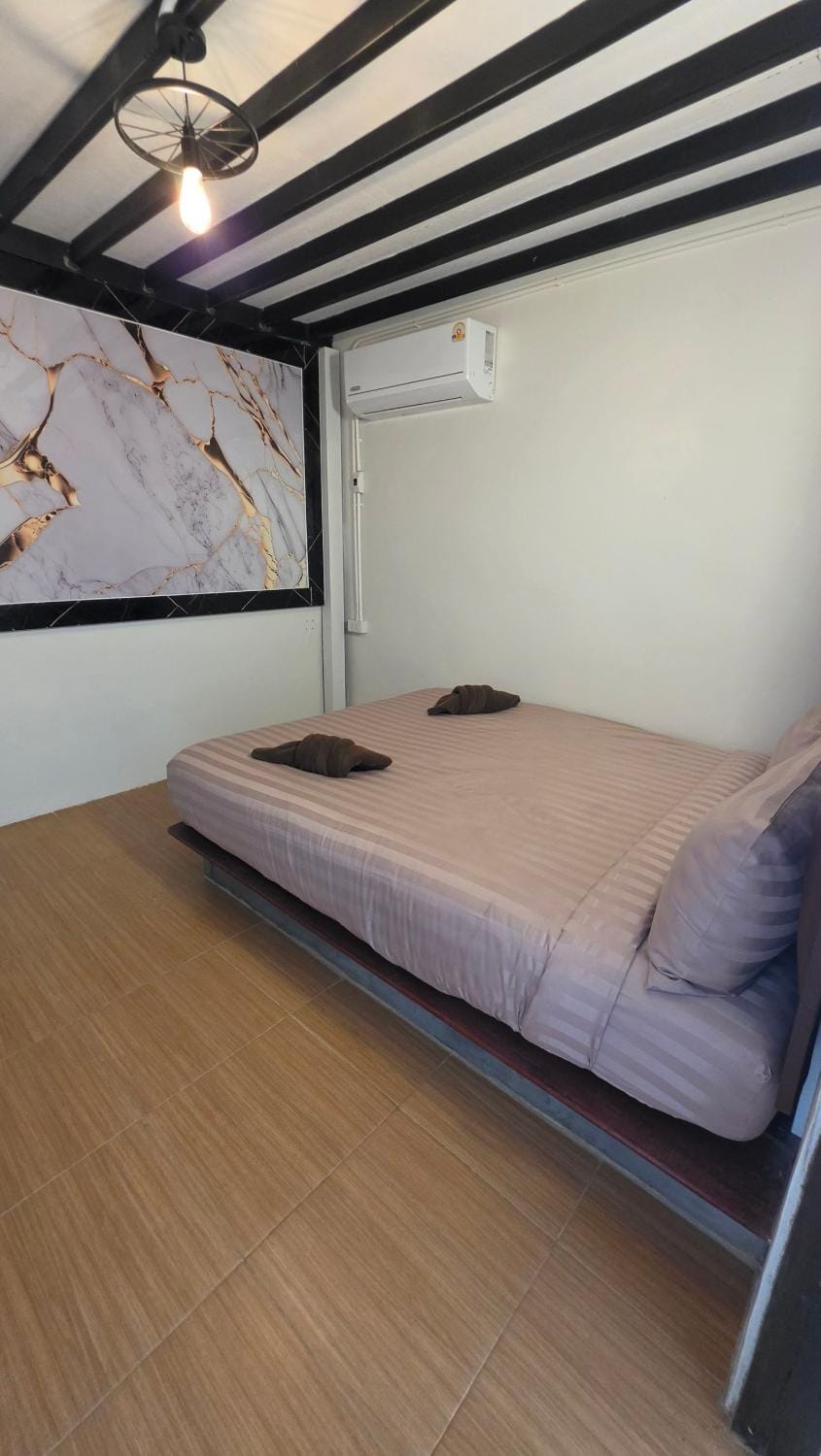 Dinosaur House Bed and Breakfast in Ko Tao
