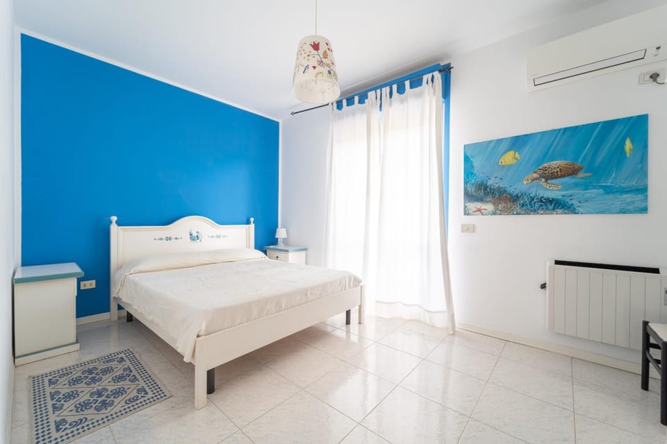 Photo of the whole room, Bedroom, air conditioner
