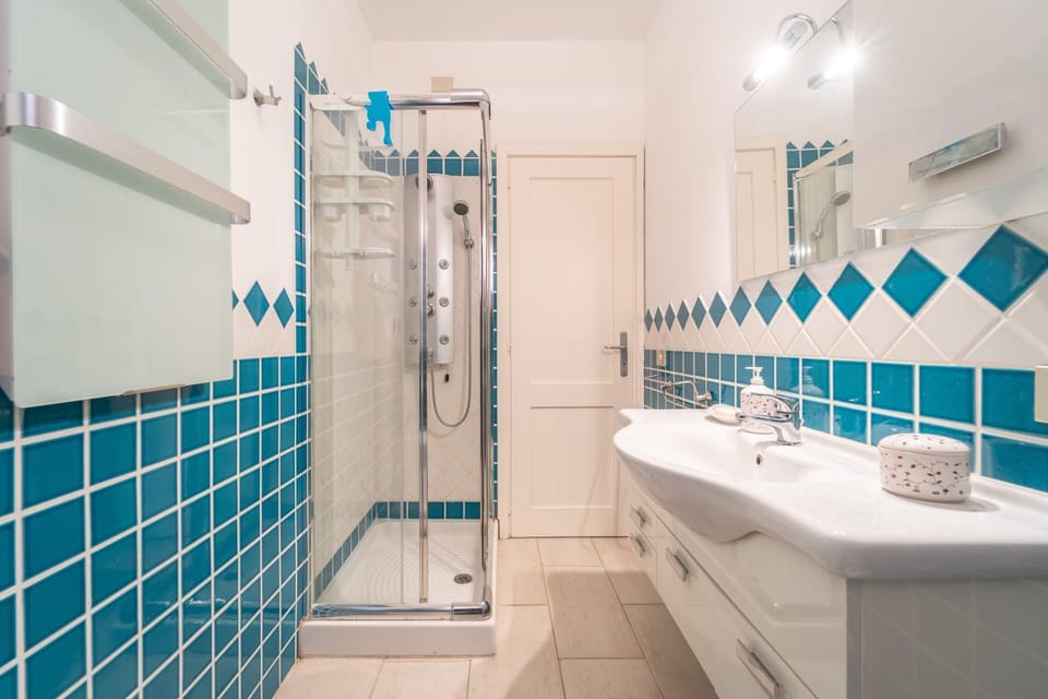 Shower, Toilet, Bathroom, bidet, towels