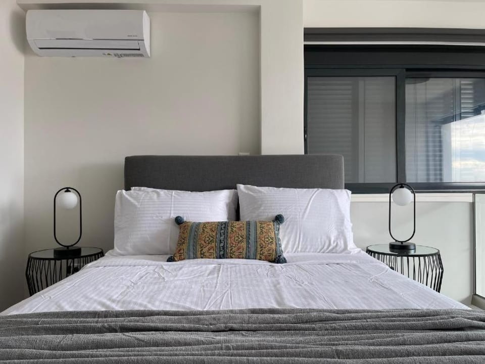Athenean Gem Near Metro Mall Apartment in South Athens