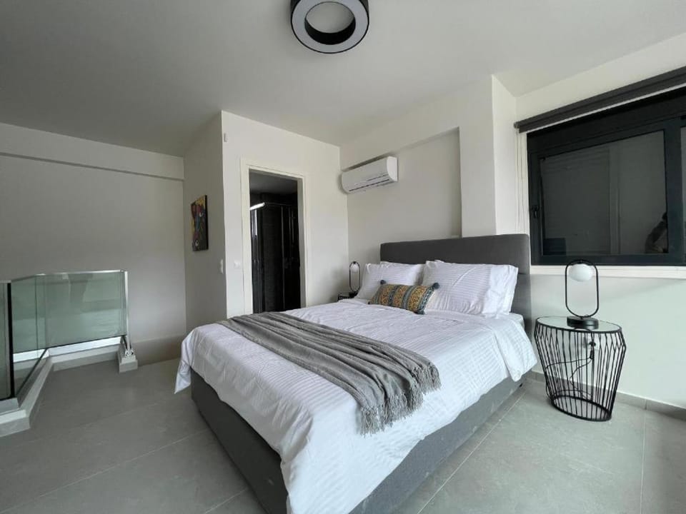 Athenean Gem Near Metro Mall Apartment in South Athens