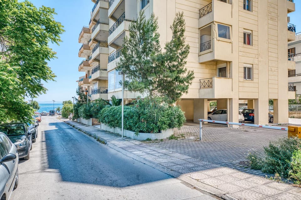 Property building, Day, Neighbourhood, City view, Street view, Location, Parking