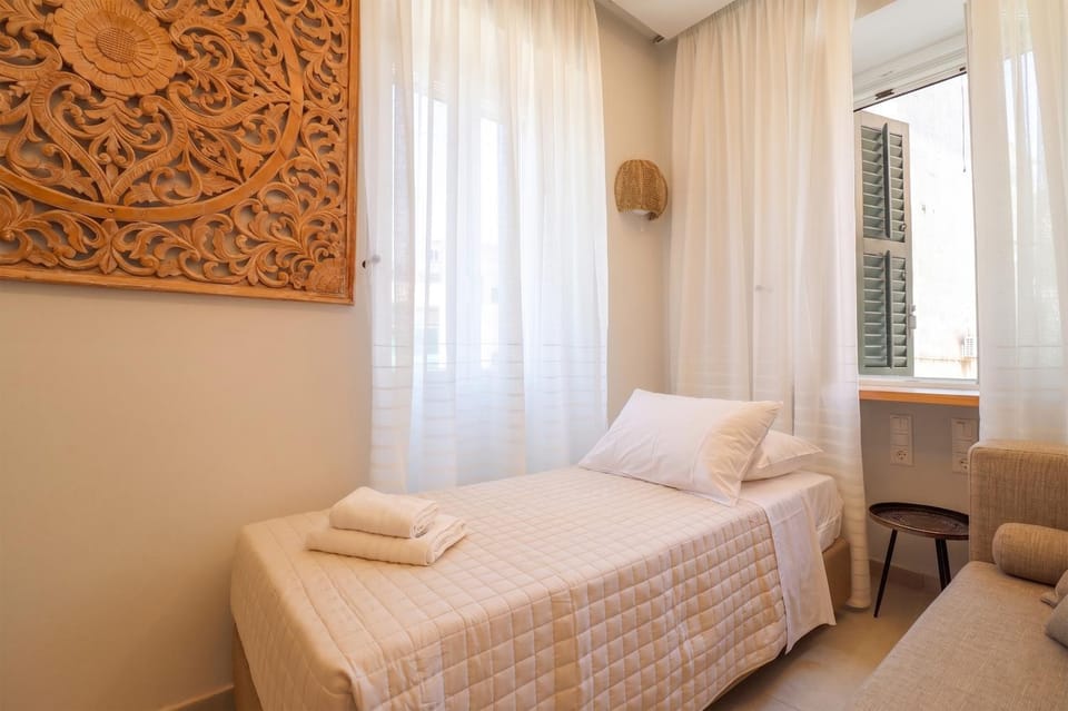 Bed, Photo of the whole room, Bedroom, towels