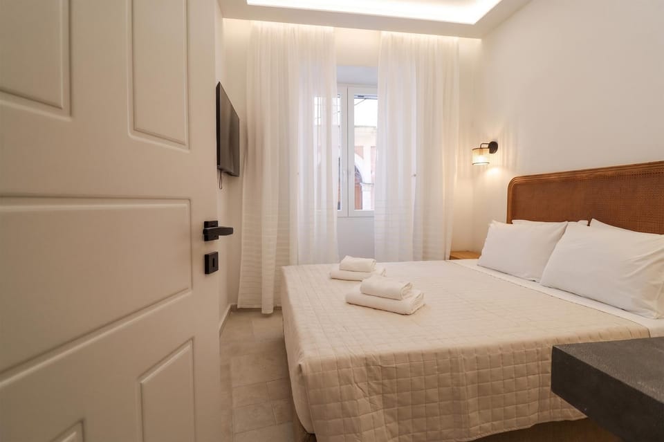 Bed, TV and multimedia, Photo of the whole room, Bedroom, towels