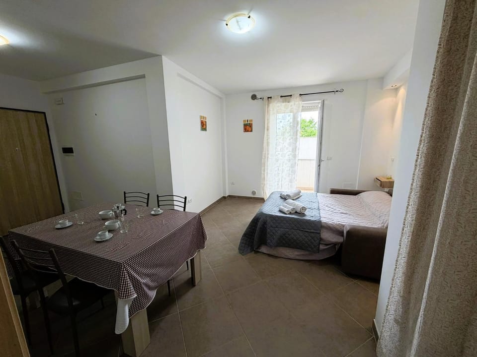 Bed, Photo of the whole room, Dining area, Bedroom, towels