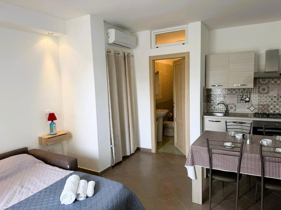 Bed, Kitchen or kitchenette, Living room, Photo of the whole room, Seating area, Dining area, Bedroom, pet friendly, stove, towels