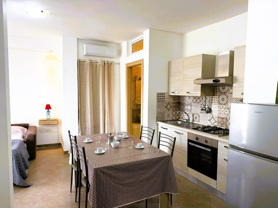 Bed, Living room, Photo of the whole room, Seating area, Dining area, Bedroom, oven, pet friendly, stove