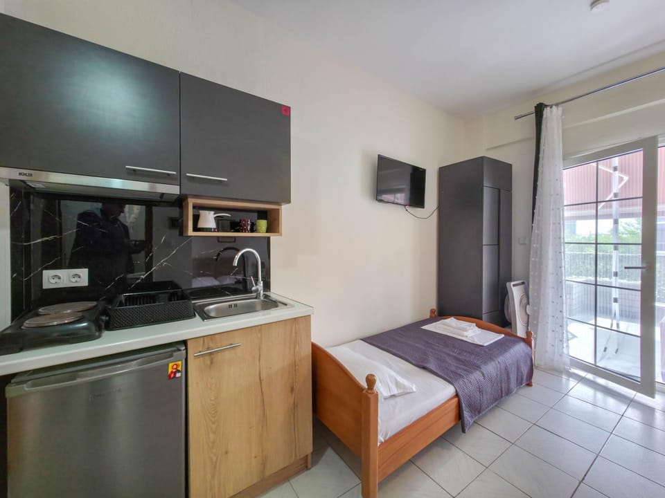 Bed, TV and multimedia, Kitchen or kitchenette, Bedroom, minibar, stove