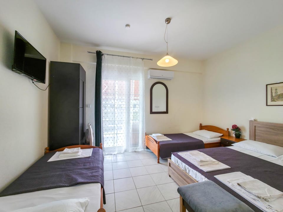 Bed, TV and multimedia, Photo of the whole room, Bedroom, towels