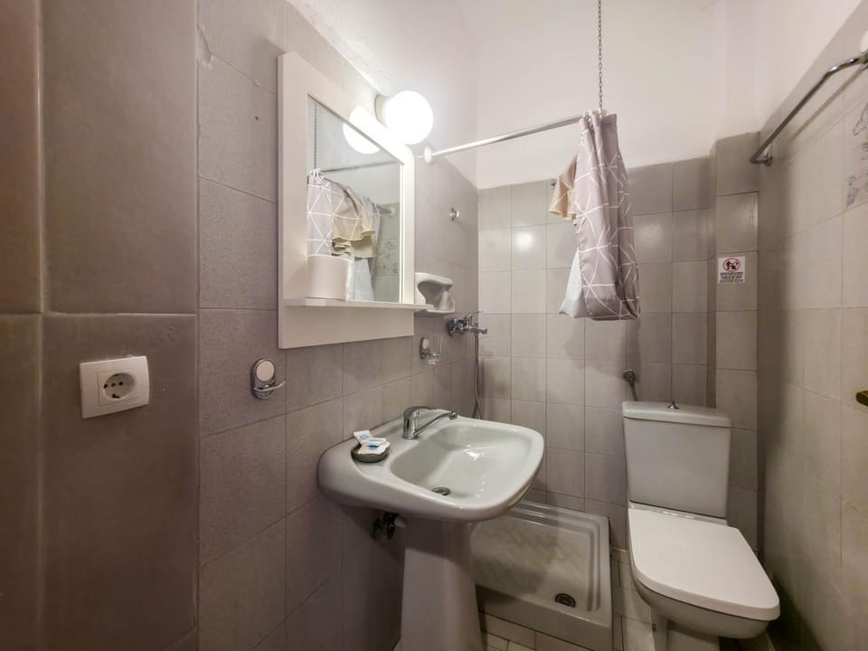 Shower, Toilet, Bathroom, towels