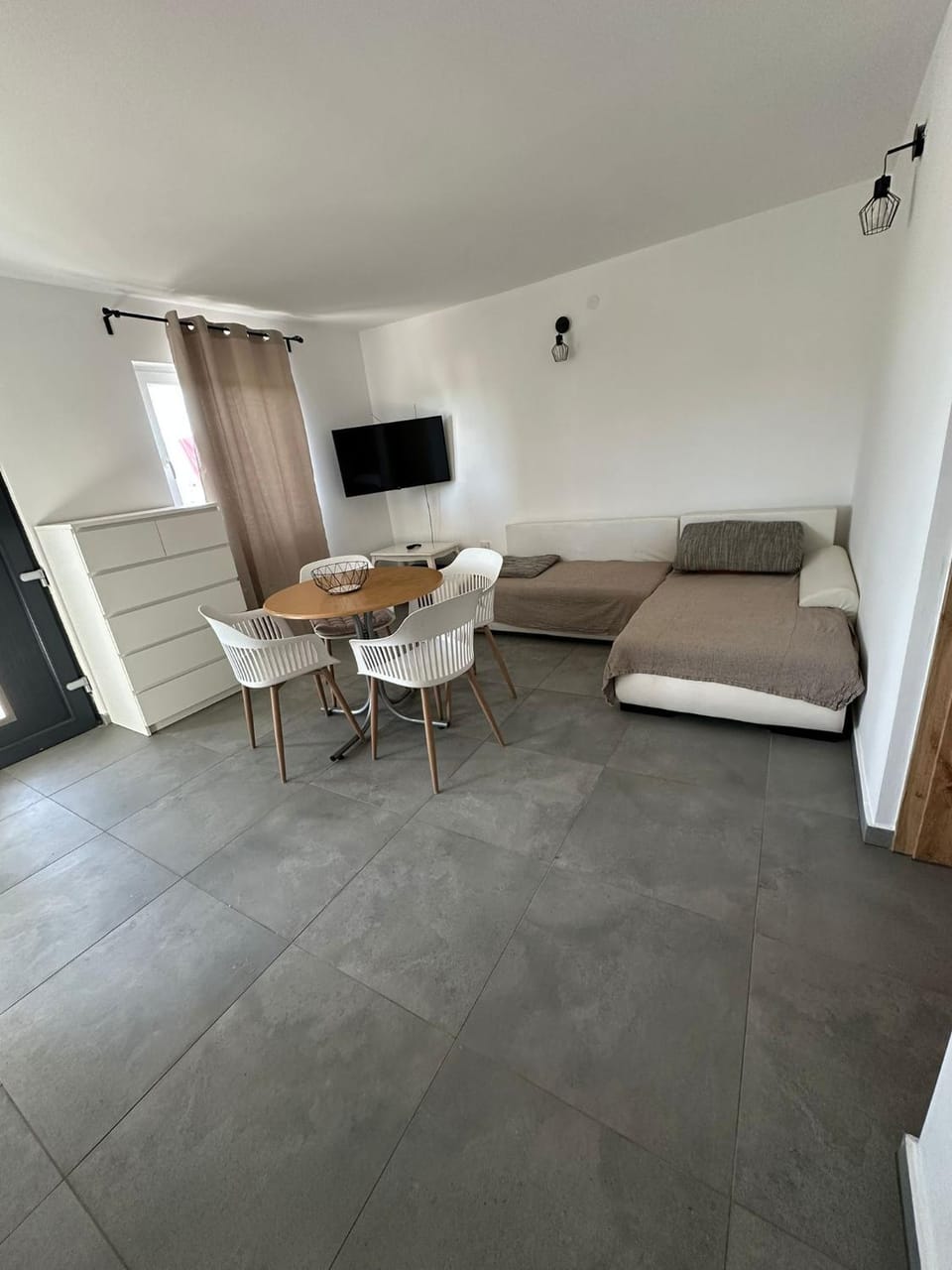 TV and multimedia, Living room, Seating area, Dining area