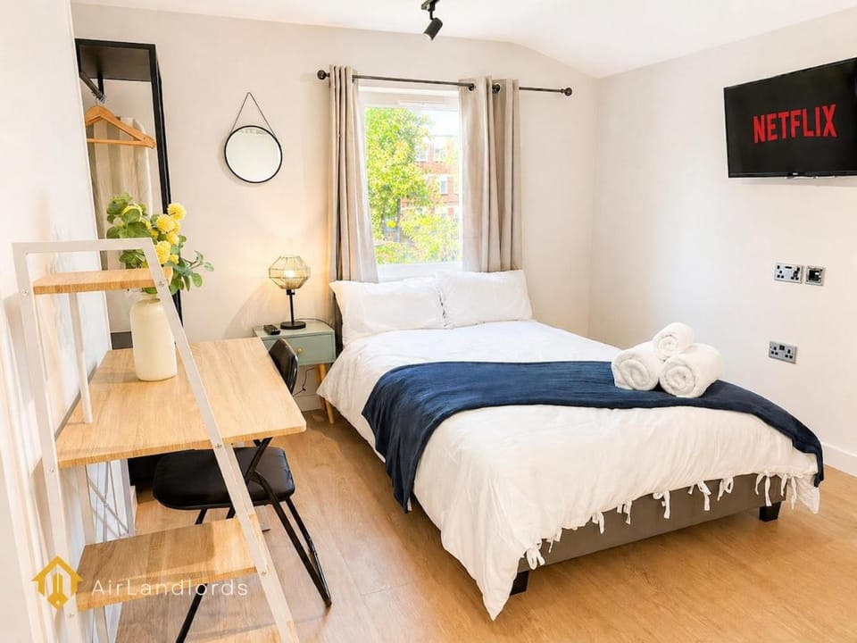 Fantastic Studio in the Heart of Hounslow! Apartment in Twickenham