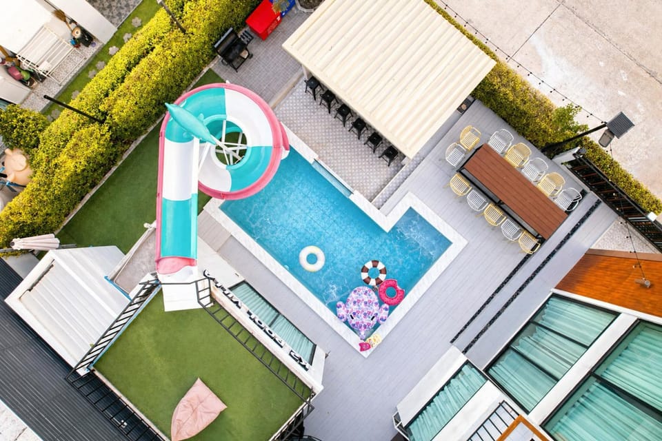 Property building, Day, Lounge or bar, Pool view, Swimming pool, minibar