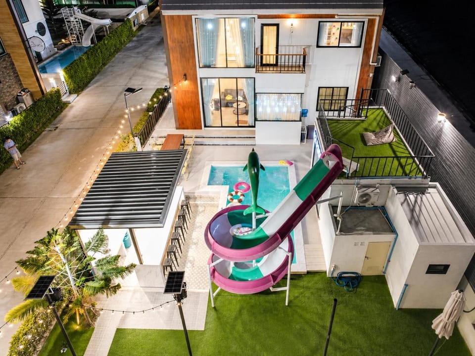 Property building, Evening entertainment, Pool view, Swimming pool