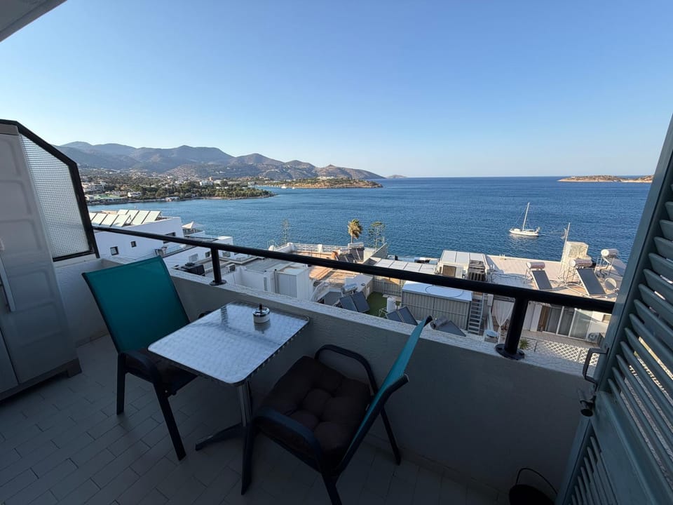 Big Blue Apartment in Akti Koundourou