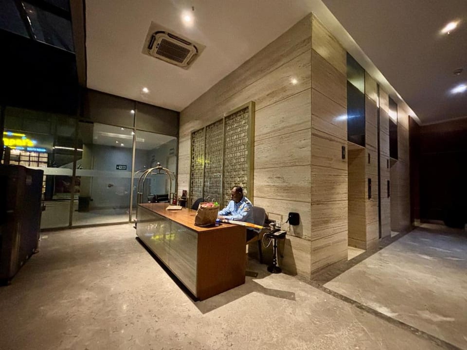 Riwaayat - Luxury Retreat with Warm Elegance Apartment in Gurugram