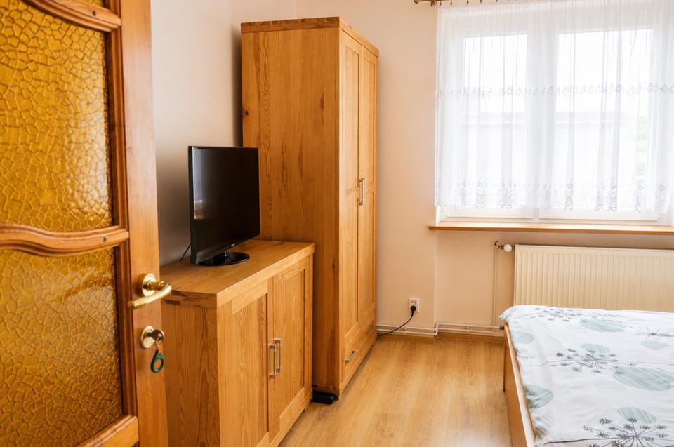 Bed, TV and multimedia, Photo of the whole room, Bedroom, wardrobe