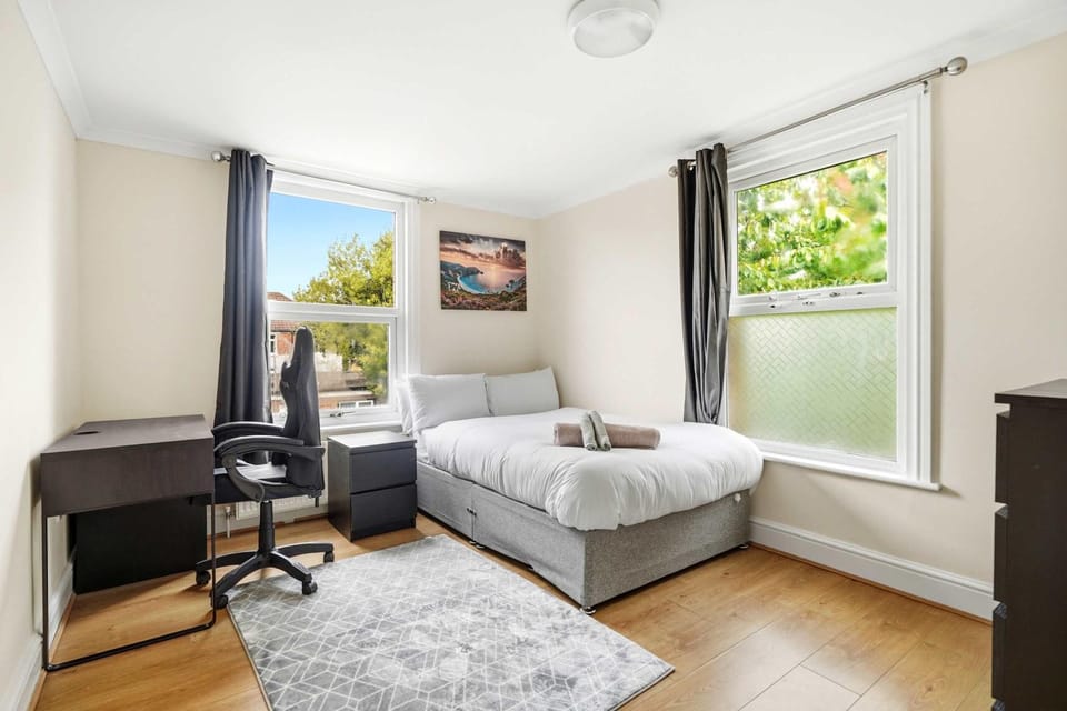 Bed, Photo of the whole room, Bedroom
