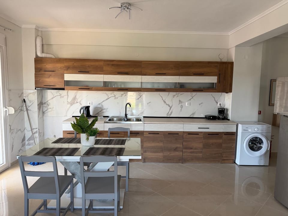 Kitchen or kitchenette, Dining area, dishwasher, oven, stove