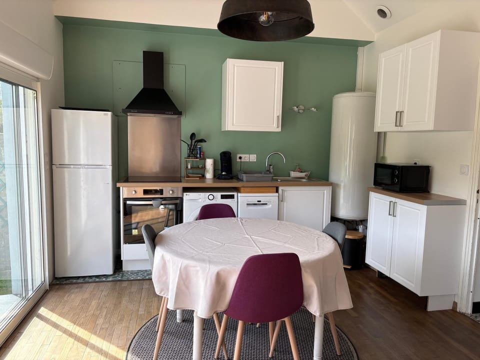 Kitchen or kitchenette, Dining area, dishwasher, oven, pet friendly, stove