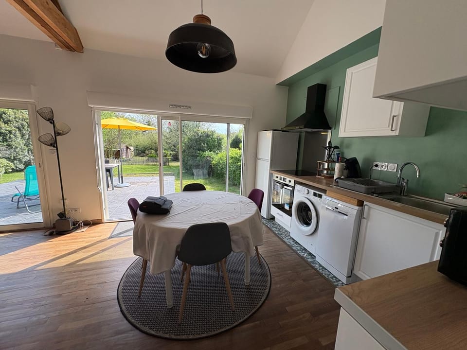 Kitchen or kitchenette, Dining area, stove