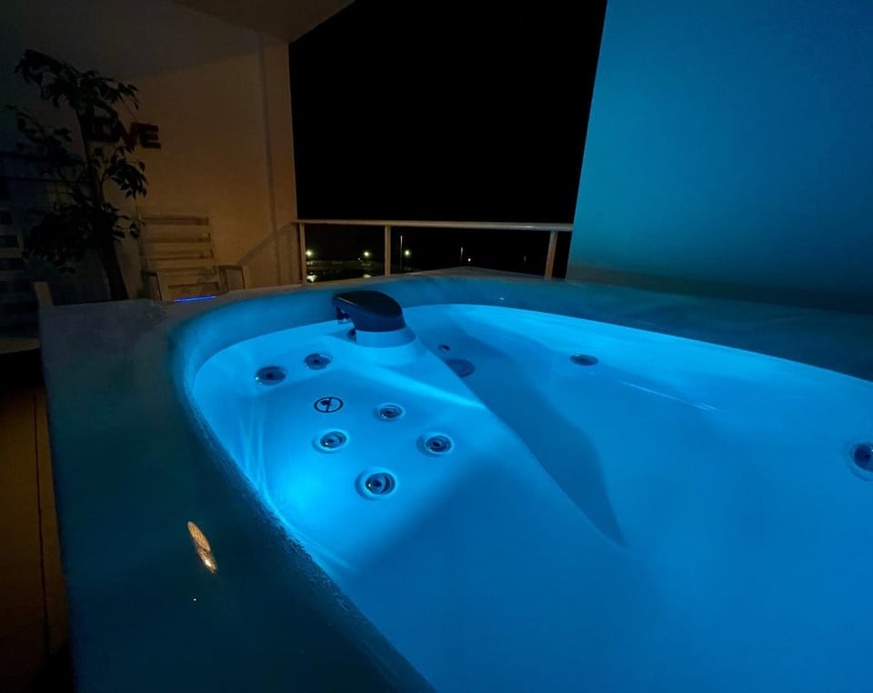 Night, Balcony/Terrace, Spa and wellness centre/facilities, Sea view