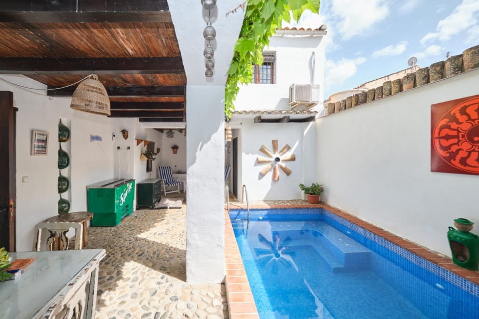 Patio, Day, Swimming pool, sunbed
